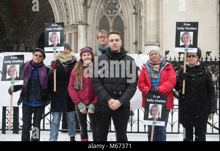 Georgina Challen's Sohn, David Challen (Mitte) mit Mitgliedern der Gerechtigkeit für Frauen außerhalb der Royal Courts of Justice, London protestiert, als Georgina Challen, Wissen als Sally, die ihren Mann zu Tode geprügelt, mit einem Hammer startet ein Berufungsgericht Angebot ihr Mord überzeugung 2011 in Frage zu stellen. Stockfoto