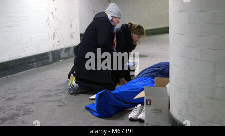 Screengrab von PA Video von outreach Mitarbeiter Petra Salva (links) und Kathleen Sims von Obdachlosen St. Mungo Nächstenliebe im Gespräch mit einem Obdachlosen in London getroffen, als neue Notunterkunft in der Gilde Kirche von Saint Mary Aldermary eröffnet hat, die in sieben Leute auf seiner ersten Nacht nahm. Stockfoto