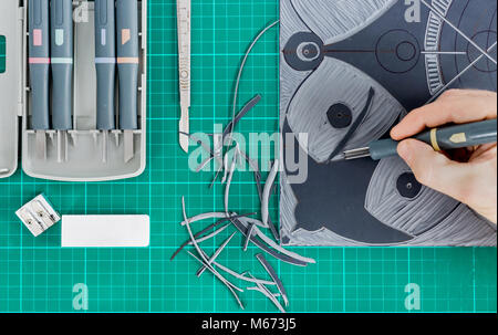 Lino cutting tools auf einem Desktop. Stockfoto