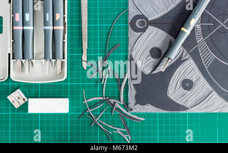 Lino cutting tools auf einem Desktop. Stockfoto