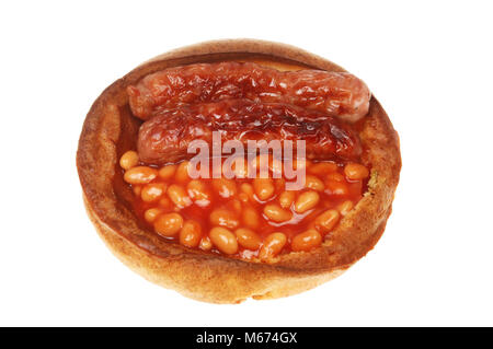 Würstchen und Bohnen in einem riesigen Yorkshire Pudding isoliert gegen Weiße Stockfoto