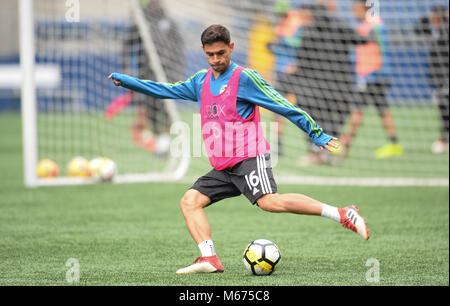Seattle, Washington, USA. 28 Feb, 2018. MLS Fußball 2018: Klopfer rookie Mittelfeldspieler ALEX ROLDAN (16) Arbeitet während der Praxis akustische Signalgeber und Medien Tag für Century Link Feld in Seattle, WA. Credit: Jeff Halstead/ZUMA Draht/Alamy leben Nachrichten Stockfoto