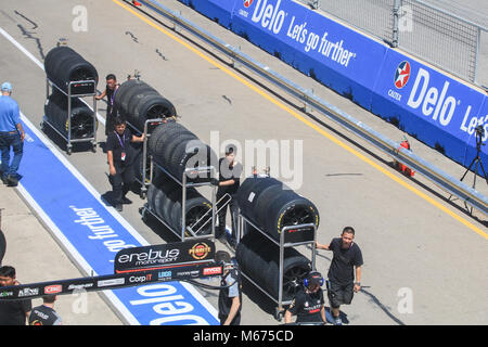 Adelaide Australien 1. März 2018. Racing Teams arbeiten hinter den Kulissen mit neuen Reifen 500 am Tag 1 der Adelaide 500 motorsport Rennen Credit: Amer ghazzal/Alamy leben Nachrichten Stockfoto