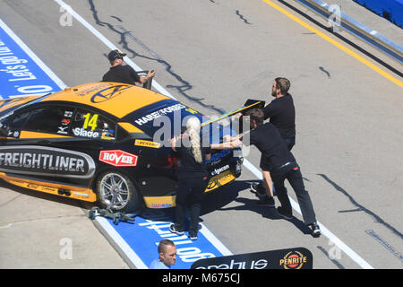 Adelaide Australien 1. März 2018. Racing Teams arbeiten hinter den Kulissen mit neuen Reifen 500 am Tag 1 der Adelaide 500 motorsport Rennen Credit: Amer ghazzal/Alamy leben Nachrichten Stockfoto