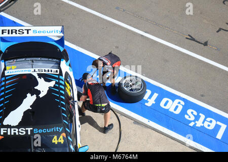 Adelaide Australien 1. März 2018. Racing Teams Reifenwechsel an die Supercars Boxenstopps am 1. Tag der Adelaide 500 motorsport Rennen Credit: Amer ghazzal/Alamy leben Nachrichten Stockfoto