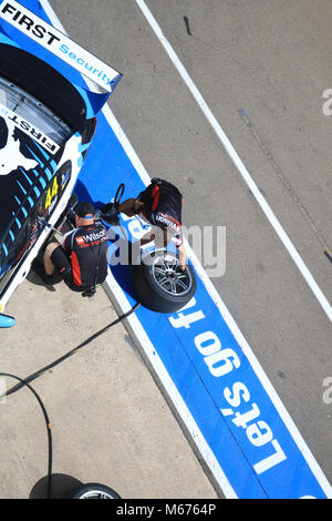 Adelaide Australien 1. März 2018. Racing Teams Reifenwechsel an die Supercars Boxenstopps am 1. Tag der Adelaide 500 motorsport Rennen Credit: Amer ghazzal/Alamy leben Nachrichten Stockfoto