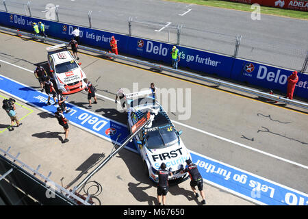 Adelaide Australien 1. März 2018. Racing Teams Reifenwechsel an die Supercars Boxenstopps am 1. Tag der Adelaide 500 motorsport Rennen Credit: Amer ghazzal/Alamy leben Nachrichten Stockfoto