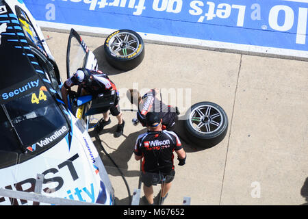 Adelaide Australien 1. März 2018. Racing Teams Reifenwechsel an die Supercars Boxenstopps am 1. Tag der Adelaide 500 motorsport Rennen Credit: Amer ghazzal/Alamy leben Nachrichten Stockfoto