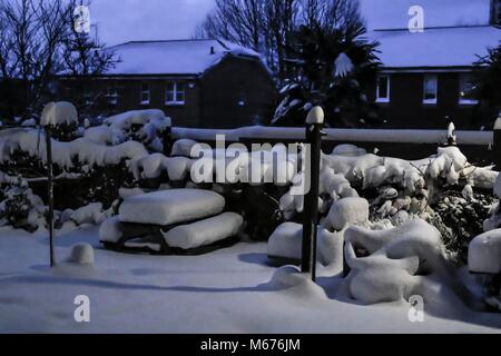 Clydebank, Schottland. 1 Mär, 2018. UK Wetter: Schnee über Nacht wird ein massives auf die Menschen aufwachen heute morgen über zentrales Schottland beeinflussen. Bild früh am Donnerstag, 1.März 2018 wie die Menschen darauf vorbereiten, arbeiten zu gehen. Die Hauptstraßen sind in Schnee und Nebenstraßen bedeckt sind fast unpassierbar. Credit: Colin Poultney/Alamy leben Nachrichten Stockfoto