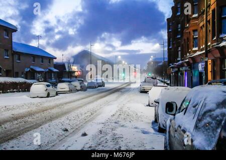 Clydebank, Schottland. 1 Mär, 2018. UK Wetter: Schnee über Nacht wird ein massives auf die Menschen aufwachen heute morgen über zentrales Schottland beeinflussen. Bild früh am Donnerstag, 1.März 2018 wie die Menschen darauf vorbereiten, arbeiten zu gehen. Die Hauptstraßen sind in Schnee und Nebenstraßen bedeckt sind fast unpassierbar. Credit: Colin Poultney/Alamy leben Nachrichten Stockfoto