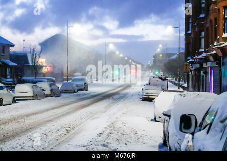 Clydebank, Schottland. 1 Mär, 2018. UK Wetter: Schnee über Nacht wird ein massives auf die Menschen aufwachen heute morgen über zentrales Schottland beeinflussen. Bild früh am Donnerstag, 1.März 2018 wie die Menschen darauf vorbereiten, arbeiten zu gehen. Die Hauptstraßen sind in Schnee und Nebenstraßen bedeckt sind fast unpassierbar. Credit: Colin Poultney/Alamy leben Nachrichten Stockfoto