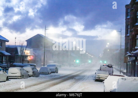 Clydebank, Schottland. 1 Mär, 2018. UK Wetter: Schnee über Nacht wird ein massives auf die Menschen aufwachen heute morgen über zentrales Schottland beeinflussen. Bild früh am Donnerstag, 1.März 2018 wie die Menschen darauf vorbereiten, arbeiten zu gehen. Die Hauptstraßen sind in Schnee und Nebenstraßen bedeckt sind fast unpassierbar. Credit: Colin Poultney/Alamy leben Nachrichten Stockfoto