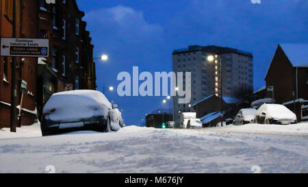 Clydebank, Schottland. 1 Mär, 2018. UK Wetter: Schnee über Nacht wird ein massives auf die Menschen aufwachen heute morgen über zentrales Schottland beeinflussen. Bild früh am Donnerstag, 1.März 2018 wie die Menschen darauf vorbereiten, arbeiten zu gehen. Die Hauptstraßen sind in Schnee und Nebenstraßen bedeckt sind fast unpassierbar. Credit: Colin Poultney/Alamy leben Nachrichten Stockfoto