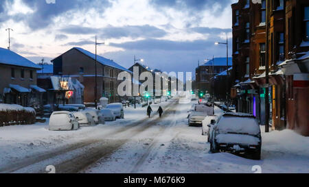 Clydebank, Schottland. 1 Mär, 2018. UK Wetter: Schnee über Nacht wird ein massives auf die Menschen aufwachen heute morgen über zentrales Schottland beeinflussen. Bild früh am Donnerstag, 1.März 2018 wie die Menschen darauf vorbereiten, arbeiten zu gehen. Die Hauptstraßen sind in Schnee und Nebenstraßen bedeckt sind fast unpassierbar. Credit: Colin Poultney/Alamy leben Nachrichten Stockfoto