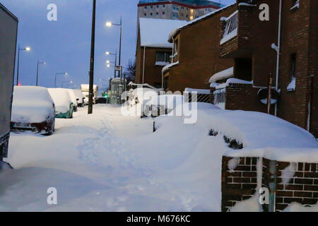 Clydebank, Schottland. 1 Mär, 2018. UK Wetter: Schnee über Nacht wird ein massives auf die Menschen aufwachen heute morgen über zentrales Schottland beeinflussen. Bild früh am Donnerstag, 1.März 2018 wie die Menschen darauf vorbereiten, arbeiten zu gehen. Die Hauptstraßen sind in Schnee und Nebenstraßen bedeckt sind fast unpassierbar. Credit: Colin Poultney/Alamy leben Nachrichten Stockfoto