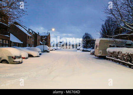 Clydebank, Schottland. 1 Mär, 2018. UK Wetter: Schnee über Nacht wird ein massives auf die Menschen aufwachen heute morgen über zentrales Schottland beeinflussen. Bild früh am Donnerstag, 1.März 2018 wie die Menschen darauf vorbereiten, arbeiten zu gehen. Die Hauptstraßen sind in Schnee und Nebenstraßen bedeckt sind fast unpassierbar. Credit: Colin Poultney/Alamy leben Nachrichten Stockfoto