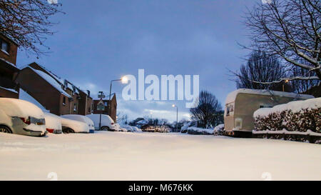 Clydebank, Schottland. 1 Mär, 2018. UK Wetter: Schnee über Nacht wird ein massives auf die Menschen aufwachen heute morgen über zentrales Schottland beeinflussen. Bild früh am Donnerstag, 1.März 2018 wie die Menschen darauf vorbereiten, arbeiten zu gehen. Die Hauptstraßen sind in Schnee und Nebenstraßen bedeckt sind fast unpassierbar. Credit: Colin Poultney/Alamy leben Nachrichten Stockfoto