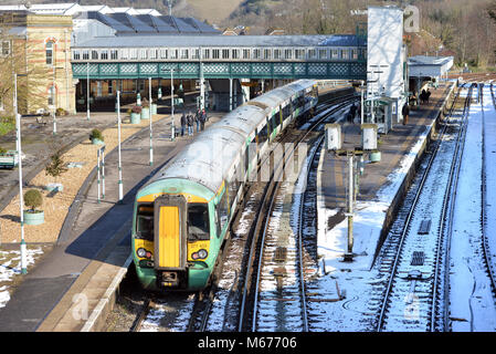 Lewes, Großbritannien. 28 Feb, 2018. UK Wetter: Schnee verursacht der Südlichen Rampe ein eingeschränkter auf vielen Strecken zu laufen. Credit: Peter Cripps/Alamy leben Nachrichten Stockfoto