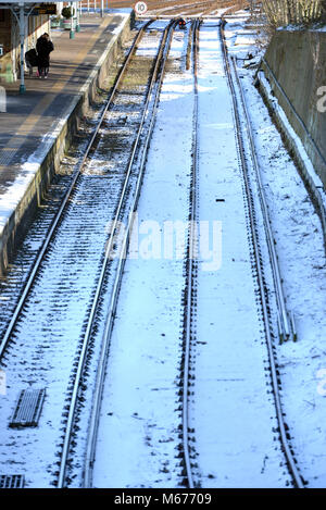 Lewes, Großbritannien. 28 Feb, 2018. UK Wetter: Schnee verursacht der Südlichen Rampe ein eingeschränkter auf vielen Strecken zu laufen. Credit: Peter Cripps/Alamy leben Nachrichten Stockfoto