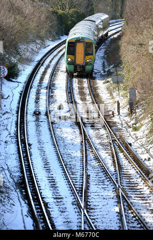 Lewes, Großbritannien. 28 Feb, 2018. UK Wetter: Schnee verursacht der Südlichen Rampe ein eingeschränkter auf vielen Strecken zu laufen. Credit: Peter Cripps/Alamy leben Nachrichten Stockfoto