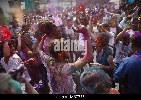 Kathmandu, Nepal. 1 Mär, 2018. Nachtschwärmer Tanz beim Feiern Fagu Purnima oder Holi Festival auch als Karneval der Farben in Kathmandu, Nepal am Donnerstag, den 01. März 2018 bekannt. Credit: Skanda Gautam/ZUMA Draht/Alamy leben Nachrichten Stockfoto