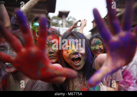 Kathmandu, Nepal. 1 Mär, 2018. Nachtschwärmer Reagieren während der Feier Fagu Purnima oder Holi Festival auch als Karneval der Farben in Kathmandu, Nepal am Donnerstag, den 01. März 2018 bekannt. Credit: Skanda Gautam/ZUMA Draht/Alamy leben Nachrichten Stockfoto