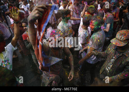 Kathmandu, Nepal. 1 Mär, 2018. Nachtschwärmer Tanz beim Feiern Fagu Purnima oder Holi Festival auch als Karneval der Farben in Kathmandu, Nepal am Donnerstag, den 01. März 2018 bekannt. Credit: Skanda Gautam/ZUMA Draht/Alamy leben Nachrichten Stockfoto