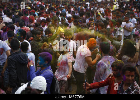 Kathmandu, Nepal. 1 Mär, 2018. Nachtschwärmer Tanz beim Feiern Fagu Purnima oder Holi Festival auch als Karneval der Farben in Kathmandu, Nepal am Donnerstag, den 01. März 2018 bekannt. Credit: Skanda Gautam/ZUMA Draht/Alamy leben Nachrichten Stockfoto