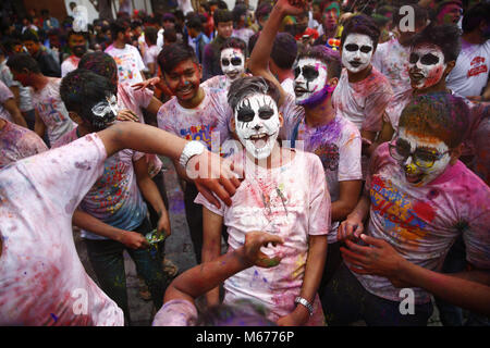 Kathmandu, Nepal. 1 Mär, 2018. Nachtschwärmer Tanz beim Feiern Fagu Purnima oder Holi Festival auch als Karneval der Farben in Kathmandu, Nepal am Donnerstag, den 01. März 2018 bekannt. Credit: Skanda Gautam/ZUMA Draht/Alamy leben Nachrichten Stockfoto