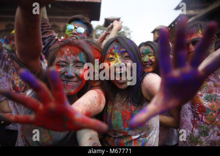 Kathmandu, Nepal. 1 Mär, 2018. Nachtschwärmer Reagieren während der Feier Fagu Purnima oder Holi Festival auch als Karneval der Farben in Kathmandu, Nepal am Donnerstag, den 01. März 2018 bekannt. Credit: Skanda Gautam/ZUMA Draht/Alamy leben Nachrichten Stockfoto