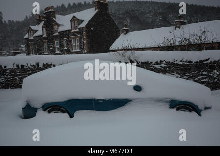 Peebles, Schottland. 1 Mär, 2018. UK Wetter: Autos in Drifts auf der High Street in Peebles Kredit klemmt: Edward Shoote/Alamy leben Nachrichten Stockfoto