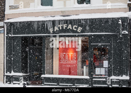 Peebles, Schottland. 1 Mär, 2018. UK Wetter: Geschäfte im geschneit auf der High Street in Peebles Credit: Edward Shoote/Alamy leben Nachrichten Stockfoto