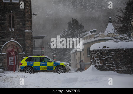 Peebles, Schottland. 1 Mär, 2018. UK Wetter: Schnee; Polizei und Rat Arbeiter damit beschäftigt, Clearing, geschlossene Straßen in Peebles, Schottland nach extremen Red alert Schneefall Credit: Edward Shoote/Alamy leben Nachrichten Stockfoto