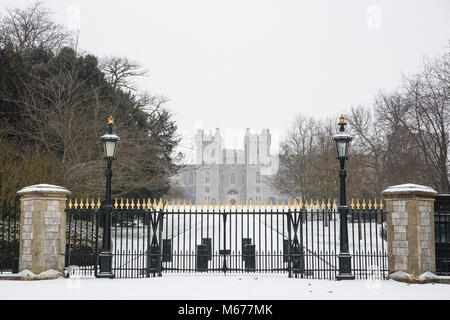 Windsor, Großbritannien. 1. März, 2018. UK Wetter: Schnee liegt auf dem Boden um Windsor Castle. Lokale Bewohner erwachte zu einer nächtlichen Schneefall in Windsor, Berkshire, und wurden gewarnt mehr Schnee vom Mittag zu erwarten. Credit: Mark Kerrison/Alamy leben Nachrichten Stockfoto