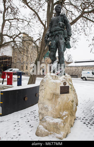 Windsor, Großbritannien. 1. März, 2018. UK Wetter: Schnee liegt um eine Statue zu Irischen Wachposten. Lokale Bewohner erwachte zu einer nächtlichen Schneefall in Windsor, Berkshire, und wurden gewarnt mehr Schnee vom Mittag zu erwarten. Credit: Mark Kerrison/Alamy leben Nachrichten Stockfoto