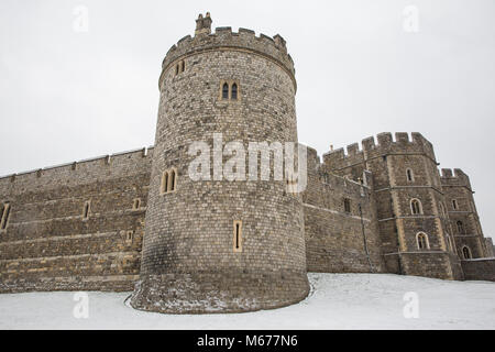 Windsor, Großbritannien. 1. März, 2018. UK Wetter: Schnee liegt auf dem Boden um Windsor Castle. Lokale Bewohner erwachte zu einer nächtlichen Schneefall in Windsor, Berkshire, und wurden gewarnt mehr Schnee vom Mittag zu erwarten. Credit: Mark Kerrison/Alamy leben Nachrichten Stockfoto