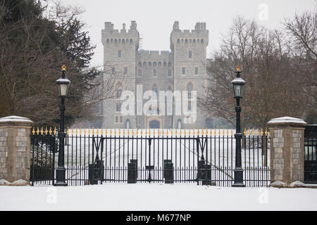 Windsor, Großbritannien. 1. März, 2018. UK Wetter: Schnee liegt auf dem Boden um Windsor Castle. Lokale Bewohner erwachte zu einer nächtlichen Schneefall in Windsor, Berkshire, und wurden gewarnt mehr Schnee vom Mittag zu erwarten. Credit: Mark Kerrison/Alamy leben Nachrichten Stockfoto