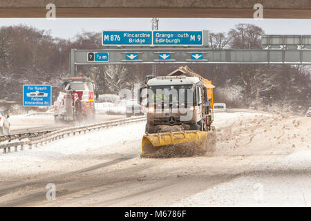 M9, Larbert, Central Scotland. 1. März 2018. Ein schneepflug versucht, die M9 frei zu halten. Tier aus dem Osten. Quelle: Thomas Gorman/Alamy leben Nachrichten Stockfoto