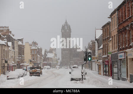 Peebles, Schottland. 1 Mär, 2018. UK Wetter: Autos, Geschäfte nach den heftigen Schneefaellen vom Schnee Red Alert Wetter Event in Schottland Kredit geschlossen: Edward Shoote/Alamy leben Nachrichten Stockfoto