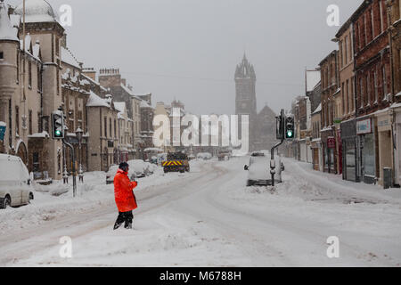 Peebles, Schottland. 1 Mär, 2018. UK Wetter: Autos, Geschäfte nach den heftigen Schneefaellen vom Schnee Red Alert Wetter Event in Schottland Kredit geschlossen: Edward Shoote/Alamy leben Nachrichten Stockfoto