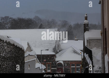 Peebles, Schottland. 1 Mär, 2018. UK Wetter: Wind Schneeverfrachtung immer tiefer in die Stadt Credit: Edward Shoote/Alamy leben Nachrichten Stockfoto