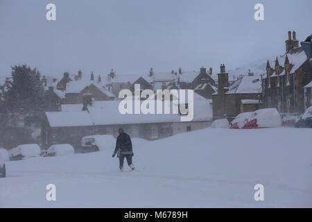 Peebles, Schottland. 1 Mär, 2018. UK Wetter: Wind Schneeverfrachtung immer tiefer in die Stadt Credit: Edward Shoote/Alamy leben Nachrichten Stockfoto