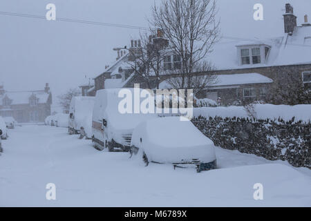 Peebles, Schottland. 1 Mär, 2018. UK Wetter: Autos, Geschäfte nach den heftigen Schneefaellen vom Schnee Red Alert Wetter Event in Schottland Kredit geschlossen: Edward Shoote/Alamy leben Nachrichten Stockfoto