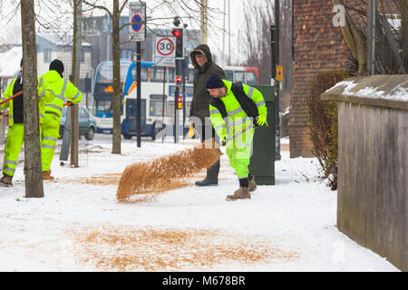 Ashford, Kent, Großbritannien. 1 Mär, 2018. UK Wetter: Tier aus dem Osten. Eine leichte Dusche Schnee heute Morgen in Ashford Stadtzentrum in Kent mit lokalen Arbeitskräfte, zähneknirschend die potentiell gefährlichen Bürgersteige und Gehwege. Das Wetter soll noch heute zu verschlechtern und in Freitag. Aktuelle Temperatur -4°C, aber fühlt sich wie 11 °C. Photo Credit: PAL Bilder/Alamy leben Nachrichten Stockfoto