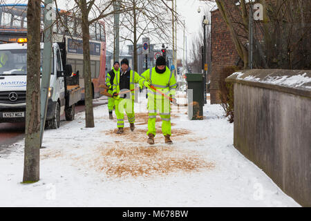 Ashford, Kent, Großbritannien. 1 Mär, 2018. UK Wetter: Tier aus dem Osten. Eine leichte Dusche Schnee heute Morgen in Ashford Stadtzentrum in Kent mit lokalen Arbeitskräfte, zähneknirschend die potentiell gefährlichen Bürgersteige und Gehwege. Das Wetter soll noch heute zu verschlechtern und in Freitag. Aktuelle Temperatur -4°C, aber fühlt sich wie 11 °C. Photo Credit: PAL Bilder/Alamy leben Nachrichten Stockfoto