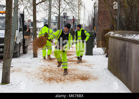 Ashford, Kent, Großbritannien. 1 Mär, 2018. UK Wetter: Tier aus dem Osten. Eine leichte Dusche Schnee heute Morgen in Ashford Stadtzentrum in Kent mit lokalen Arbeitskräfte, zähneknirschend die potentiell gefährlichen Bürgersteige und Gehwege. Das Wetter soll noch heute zu verschlechtern und in Freitag. Aktuelle Temperatur -4°C, aber fühlt sich wie 11 °C. Photo Credit: PAL Bilder/Alamy leben Nachrichten Stockfoto