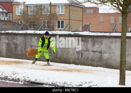 Ashford, Kent, Großbritannien. 1 Mär, 2018. UK Wetter: Tier aus dem Osten. Eine leichte Dusche Schnee heute Morgen in Ashford Stadtzentrum in Kent mit lokalen Arbeitskräfte, zähneknirschend die potentiell gefährlichen Bürgersteige und Gehwege. Das Wetter soll noch heute zu verschlechtern und in Freitag. Aktuelle Temperatur -4°C, aber fühlt sich wie 11 °C. Photo Credit: PAL Bilder/Alamy leben Nachrichten Stockfoto