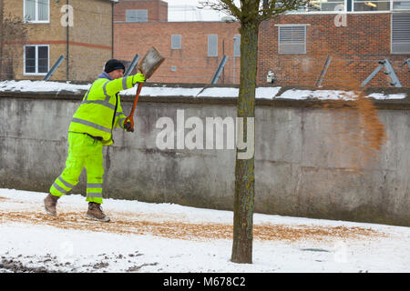 Ashford, Kent, Großbritannien. 1 Mär, 2018. UK Wetter: Tier aus dem Osten. Eine leichte Dusche Schnee heute Morgen in Ashford Stadtzentrum in Kent mit lokalen Arbeitskräfte, zähneknirschend die potentiell gefährlichen Bürgersteige und Gehwege. Das Wetter soll noch heute zu verschlechtern und in Freitag. Aktuelle Temperatur -4°C, aber fühlt sich wie 11 °C. Photo Credit: PAL Bilder/Alamy leben Nachrichten Stockfoto