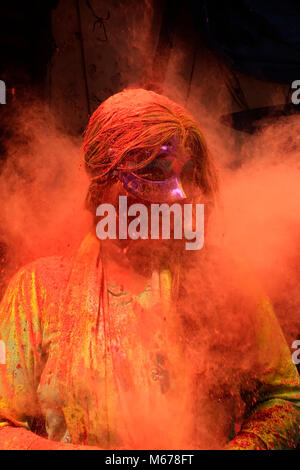 Kolkata, Indien. 1 Mär, 2018. Eine Frau nimmt an der Feier von Holi, das Festival der Farben, in Kolkata, Indien, am 1. März 2018. Credit: tumpa Mondal/Xinhua/Alamy leben Nachrichten Stockfoto