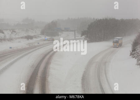 M9, Larbert, Central Scotland. 1. März 2018 Fahrbedingungen sind tricky am frühen Morgen wegen schlechter Sicht und häufigen Schneeschauer. Tier aus dem Osten. Quelle: Thomas Gorman/Alamy leben Nachrichten Stockfoto